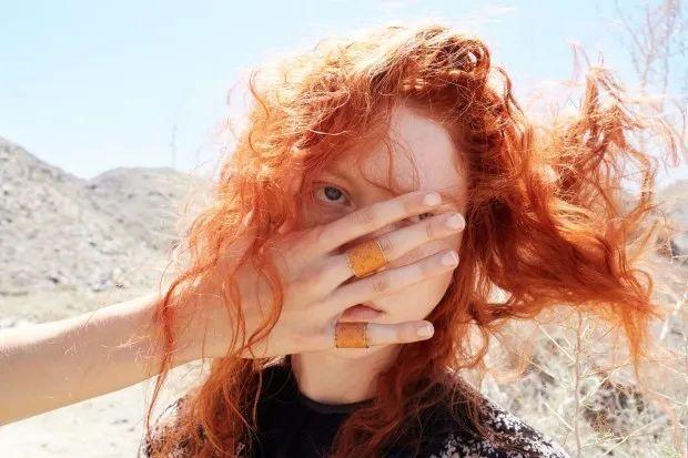 明星、超模都自愿素颜甚至裸体出镜,这位摄影大师究竟是谁?