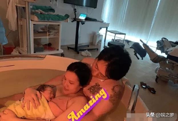 钟嘉欣竟在家生娃！全身赤裸躺浴缸用力，助产士忙孕肚浇水剪脐带