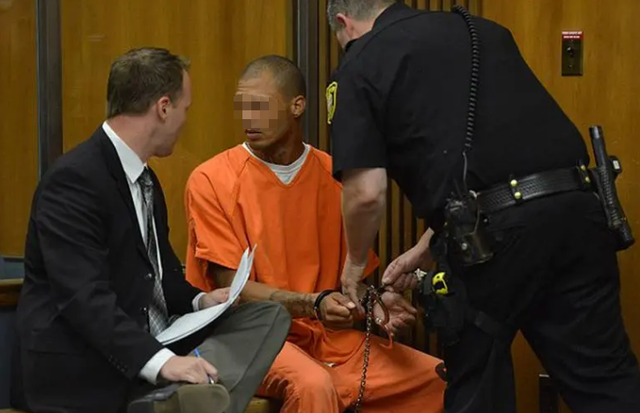 98年美国女子在家赤裸身亡，留下180处伤口，一张照片成破案关键