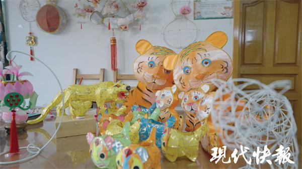 00后外国美女，寻访秦淮灯彩“魔术师”