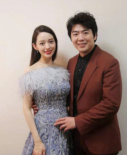 吉娜挺8月孕肚录节目，锁骨明显排骨胸抢镜，网友：还穿束身衣？