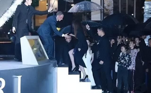 肩带崩断、裙下走光，7位女星走红毯的社死瞬间，画面太尴尬了