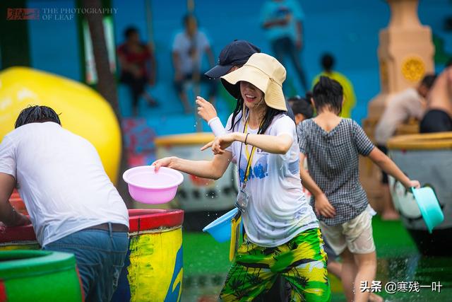 泼水节狂欢,这位大爷好潮,拿个水枪专喷女孩子