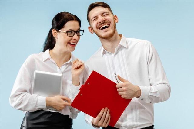 暗恋你的女孩是不会“明目张胆”的，她们只会偷偷看你