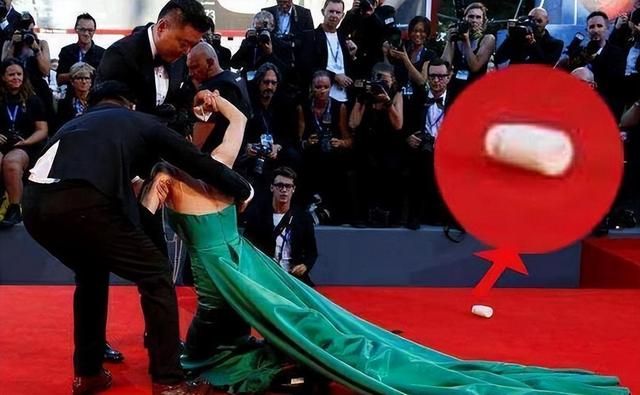 肩带崩断、裙下走光,这些女明星走红毯的社死瞬间,画面太尴尬了