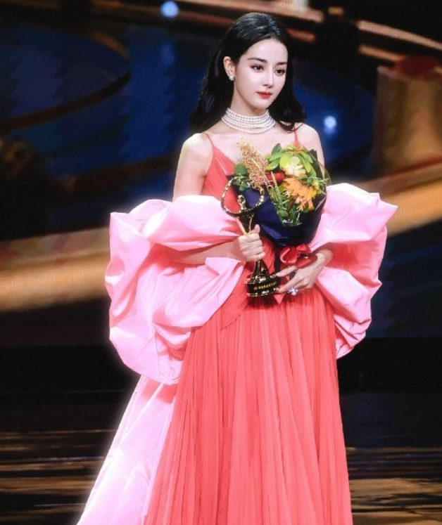 看了迪丽热巴捂胸口，终于知道女明星们有多害怕走光了！