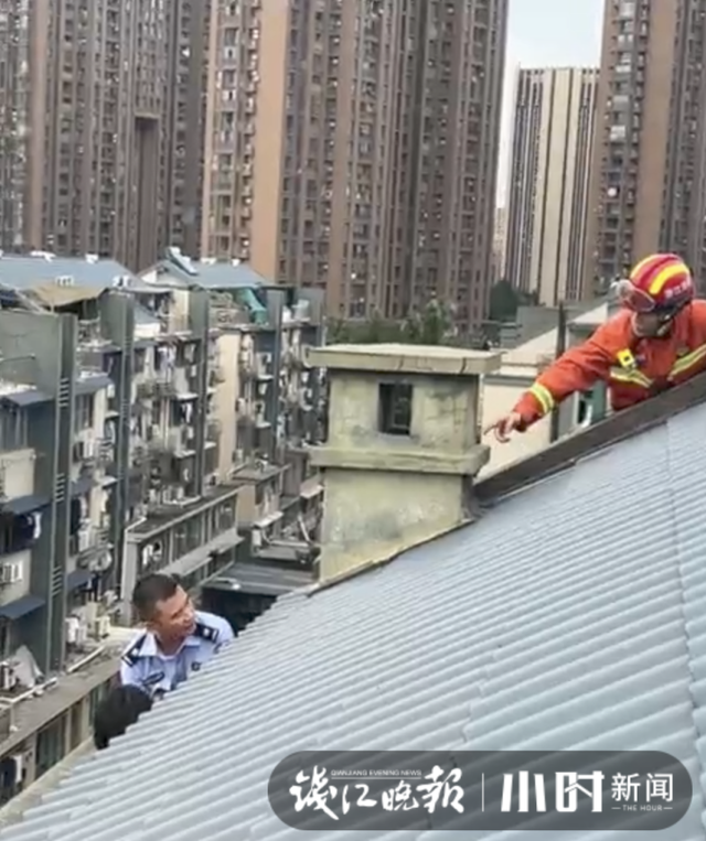 太悬了！杭州一民房楼顶有个小女孩被困，巡防队员死死拉住孩子也动弹不得
