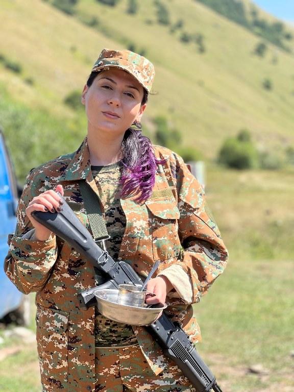 亚美尼亚女兵，能与以色列女兵媲美，7名女星参与训练，坦言太苦