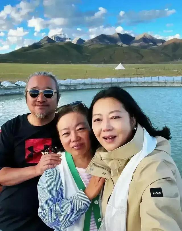 王茜华 电视剧里的农村大婶变身诚实的摩登女郎