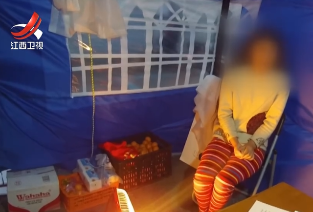 女孩冲到防疫卡点求助，讲述被囚禁七年的秘密，母女团聚解开困惑