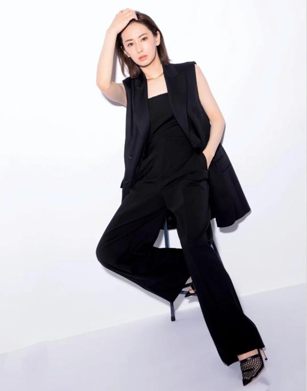 她常年稳居“日本最美女星排行榜”前三,一头短发仍成时尚圈宠儿