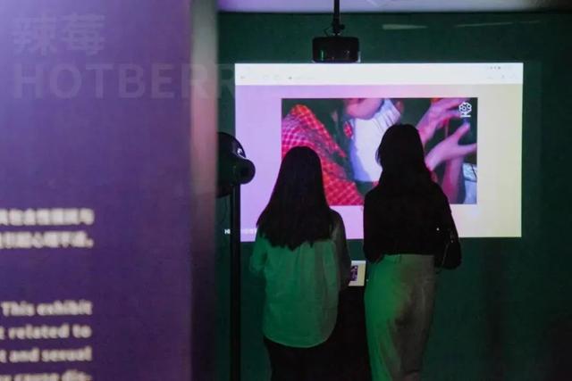 在家看A片被老妈撞见，她反手就带我去了个“18禁”场所