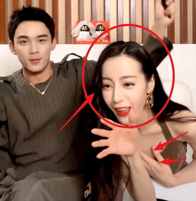 看了迪丽热巴捂胸口，终于知道女明星们有多害怕走光了！