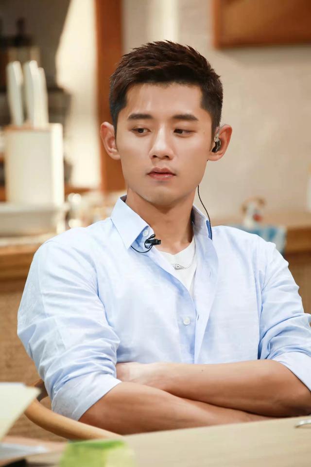 张继科疑恋情曝光!与美女三亚共度三天三夜,女方长腿吸睛颜值高