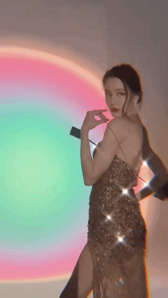 看了迪丽热巴捂胸口，终于知道女明星们有多害怕走光了！