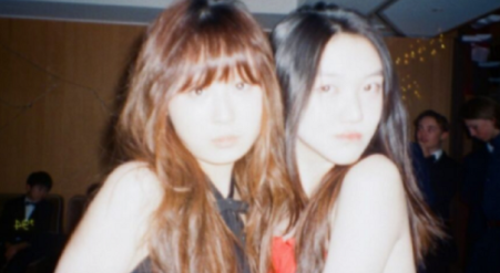 16岁李嫣外国街头太大胆,穿透视装露黑色胸衣,眼睛下垂超像爸