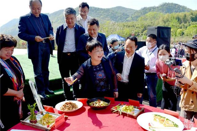 湖北女县委书记直播代言农产品 百万网友围观