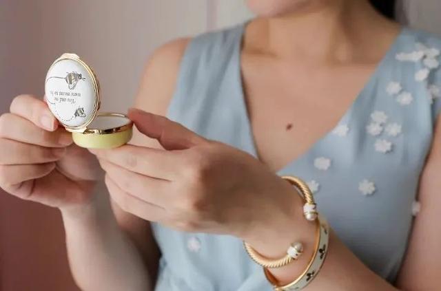 凯特、戴妃同款手镯，英国王室都爱的瓷器，情人节送礼大气有格调