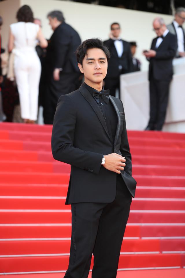 关晓彤薄荷绿礼服裙获赞，胡歌红毯上的“眨眼杀”好迷人！