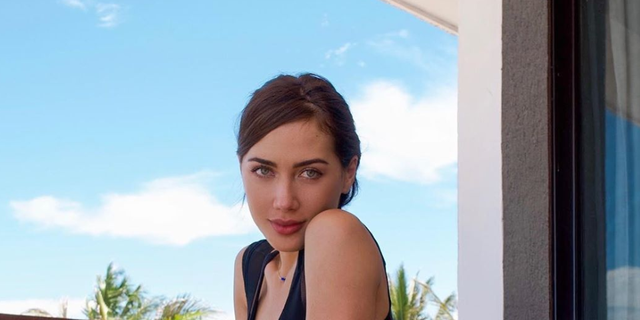 委内瑞拉超模 蛮腰细腿妍姿艳质 轻奢优雅的打扮中见性感温柔