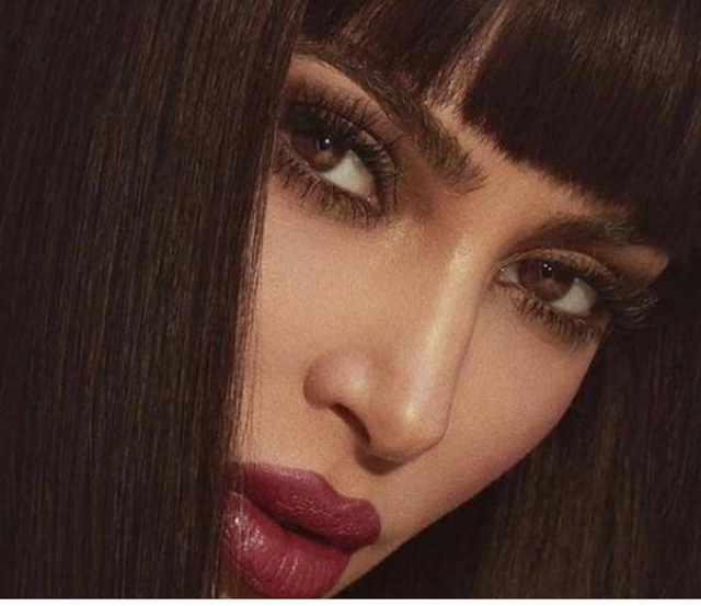 金卡戴珊终于换了发型！电眼配上齐刘海发型，明艳又减龄！