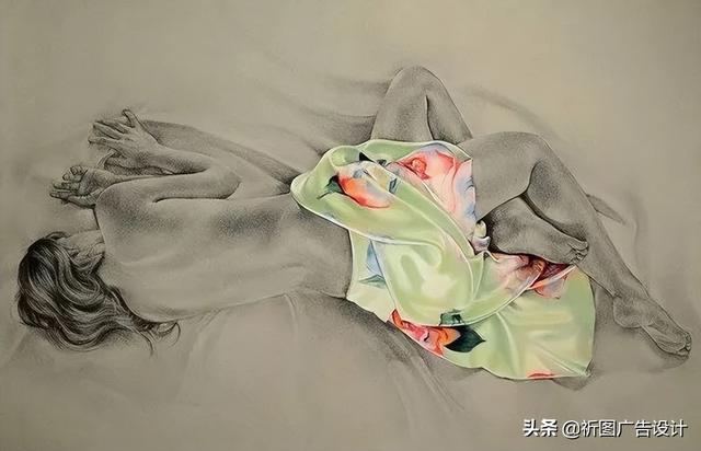她的木炭粉彩画堪称一绝，性感素描将人体线条展现的性感迷人
