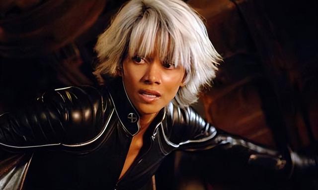 令人惊艳的黑珍珠：伊曼和丈夫甜蜜恩爱24年，哈莉·贝瑞离过3次婚