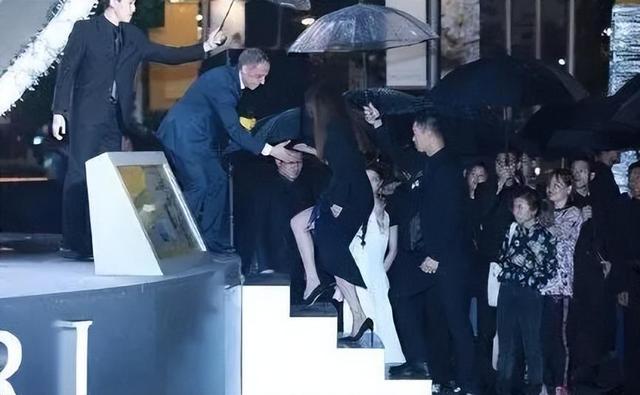 肩带崩断、裙下走光,这些女明星走红毯的社死瞬间,画面太尴尬了