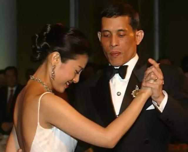 43岁女人为讨好王子丈夫,与狗伏地同食,7个月后被剥夺王妃身份