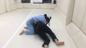 坎妹的劳拉一身绝技，技能太强，动图演示坎妹如何使用巴西柔术