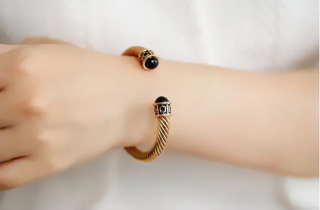 凯特、戴妃同款手镯，英国王室都爱的瓷器，情人节送礼大气有格调