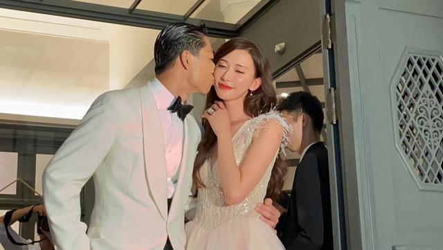 47岁林志玲产后拍写真,穿镂空透明长裙超大胆,身材火辣超级性感