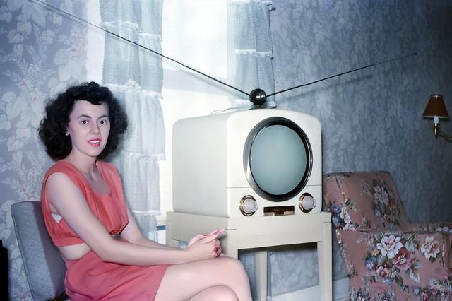 1952年,4个美国少妇正在晒日光浴,当时已经如此开放了