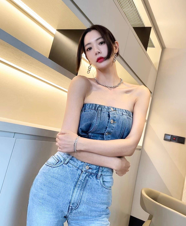 克拉拉身材真无人能及,穿白色鱼尾裙妩媚迷人,“水蛇腰”太戏精