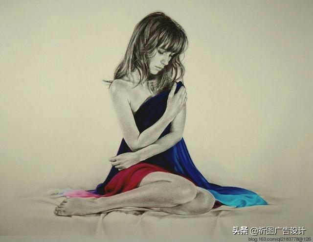 她的木炭粉彩画堪称一绝，性感素描将人体线条展现的性感迷人