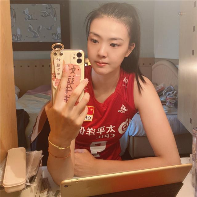 张常宁晒女生宿舍!自拍臭美又漂亮了,女排腿太长,外国大叔看懵