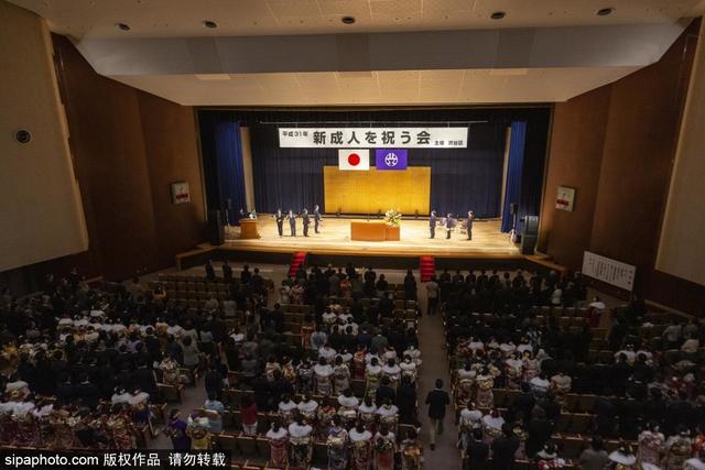 笑靥如花！日本明治神宫举行成人礼 年轻女孩身穿和服拍照