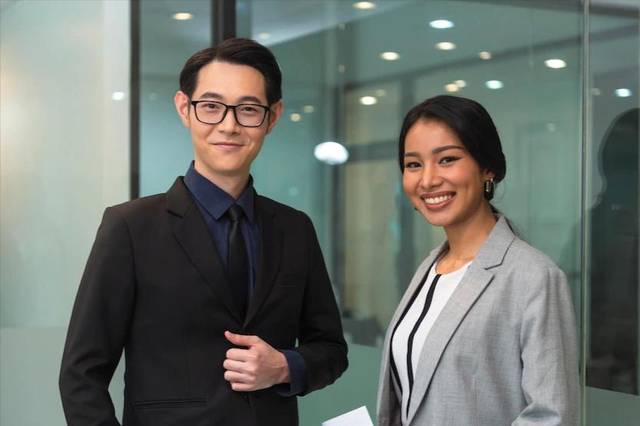 暗恋你的女孩是不会“明目张胆”的，她们只会偷偷看你