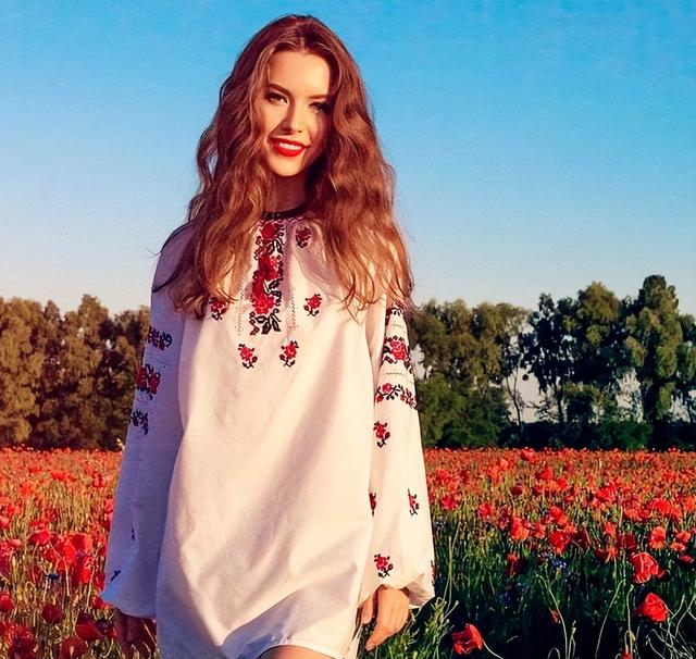 俄罗斯顶级网红美人，风华正茂美人如画，异域穿搭感受文化的变迁