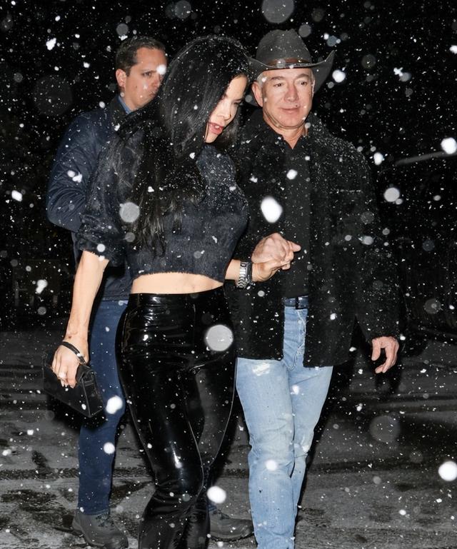 贝索斯53岁女友确实放得开！光脚穿蕾丝睡衣参加派对，妩媚又性感