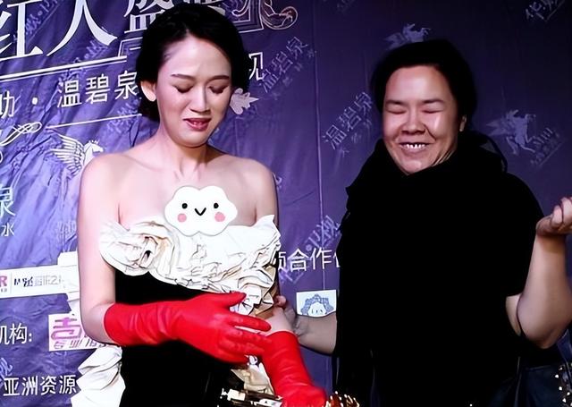 肩带崩断、裙下走光，7位女星走红毯的社死瞬间，画面太尴尬了