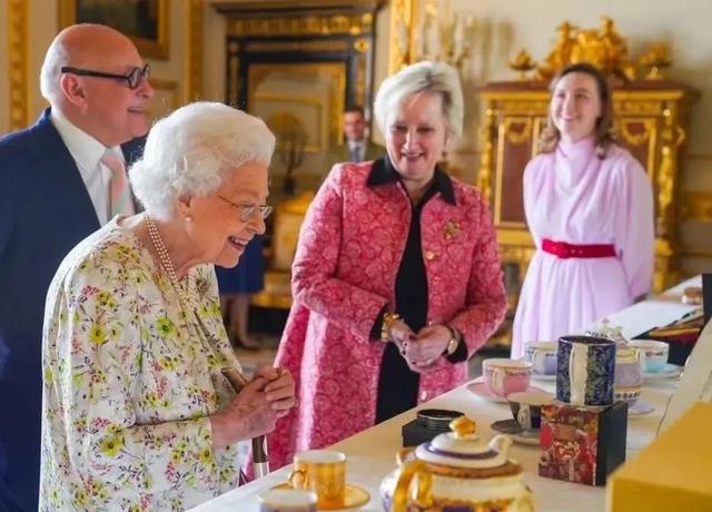 凯特、戴妃同款手镯，英国王室都爱的瓷器，情人节送礼大气有格调