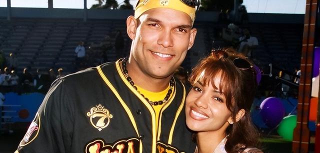 令人惊艳的黑珍珠：伊曼和丈夫甜蜜恩爱24年，哈莉·贝瑞离过3次婚