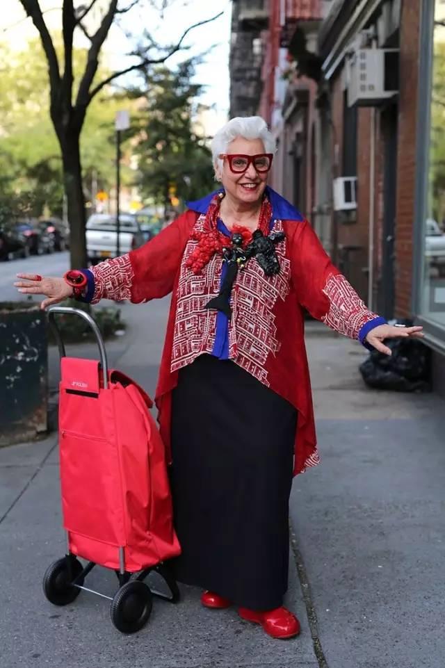 六七十岁的女人要知道：不烫羊毛卷、不穿老年装，反而时髦洋气