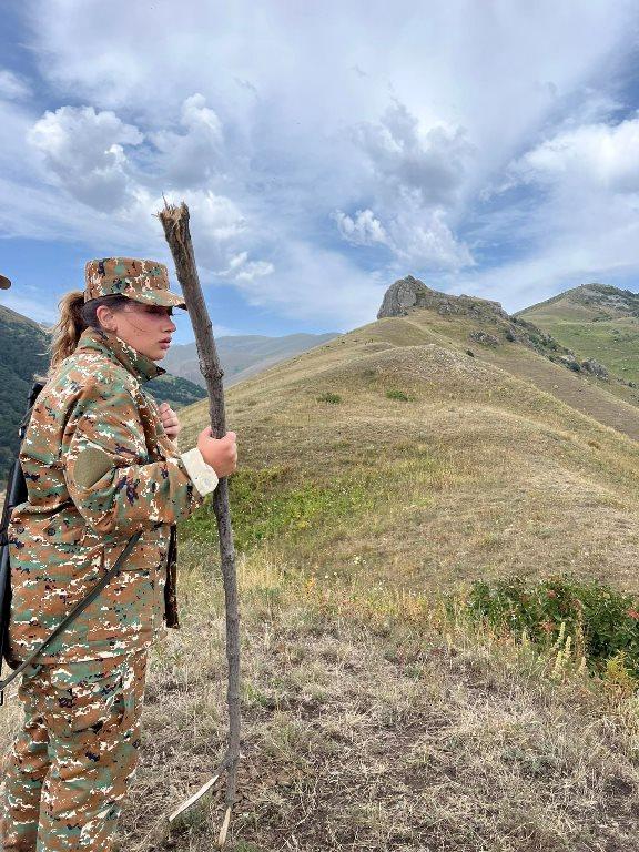亚美尼亚女兵，能与以色列女兵媲美，7名女星参与训练，坦言太苦