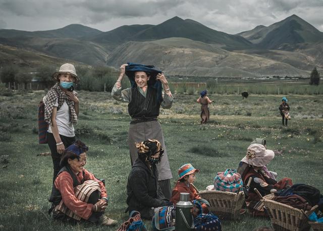 藏族人民的幸福周末生活，他们在草原上野餐跳舞打牌喝酒