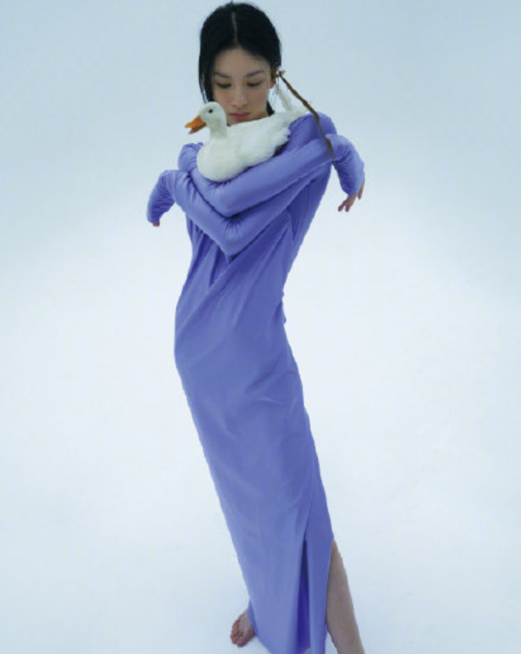 22岁邱天拍写真好大胆!趴在地上脚缠了条蛇,网友:美女不害怕吗