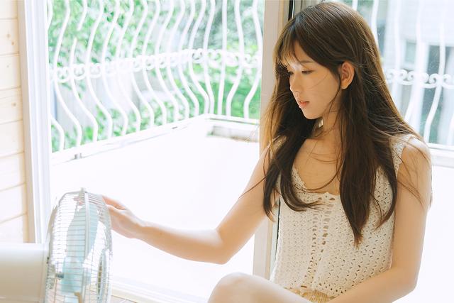 蕾丝裙美少女室外清新写真