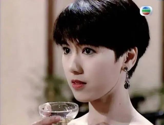 港圈“一眼万年”的短发美女，只服这12位，惊艳洋气，又美又酷帅