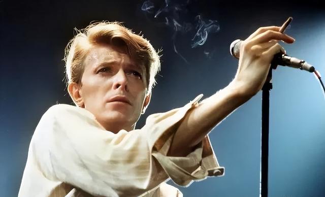 令人惊艳的黑珍珠：伊曼和丈夫甜蜜恩爱24年，哈莉·贝瑞离过3次婚